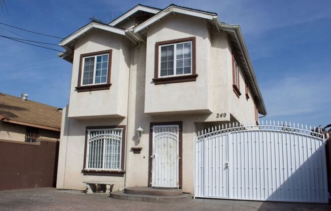 Charming 2-Story, 4 Bd 3 Ba Unit Near Downtown San Diego – 92113