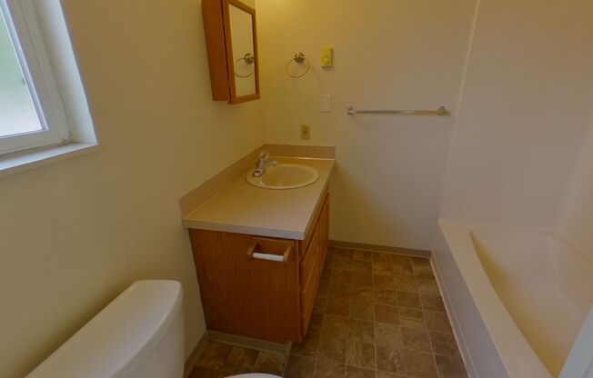 2 beds, 1 bath, $1,200, Unit 3