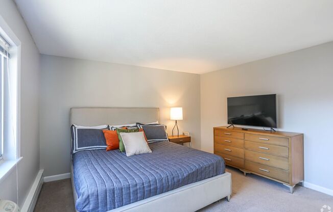 2 beds, 1 bath, $2,250, Unit 15-101