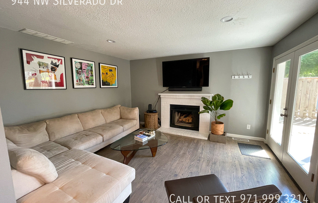 944 NW SILVERADO DR
