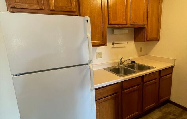 2 beds, 1 bath, $1,125, Unit 33