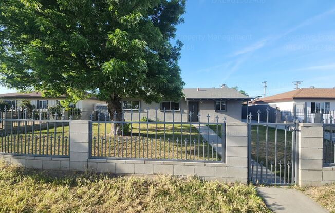 3 bedroom 2 Bathroom home in a great location near shopping centers.
