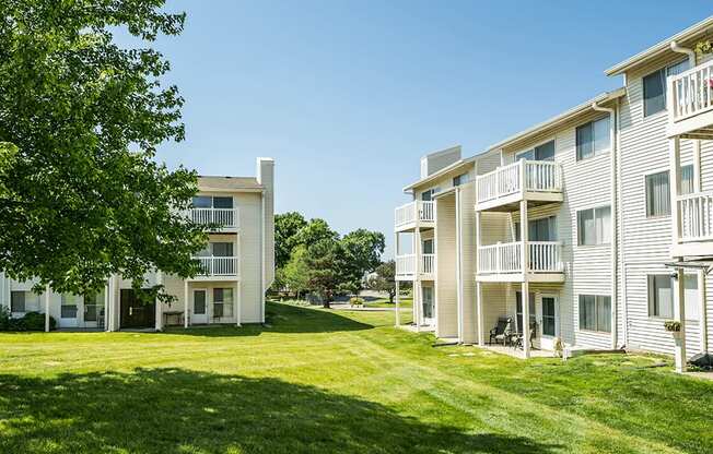 the preserve at ballantyne commons apartments exterior view of grass