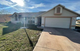 3 Bedroom 2 Bathroom in Deltona! AVAILABLE JANUARY 15th!