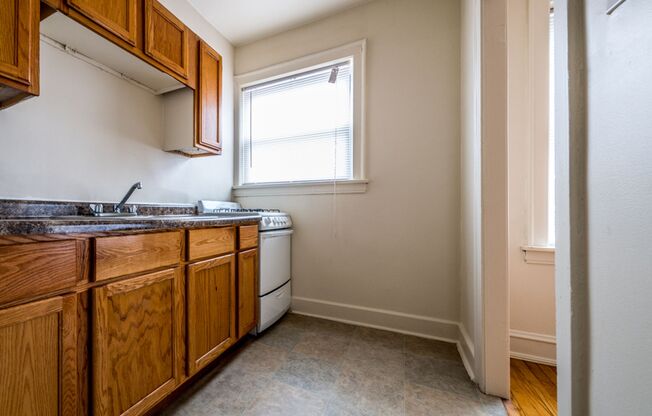 1931 E 71st