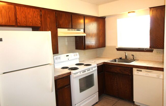 1 bed, 1.5 baths, 630 sqft, $795, Unit E