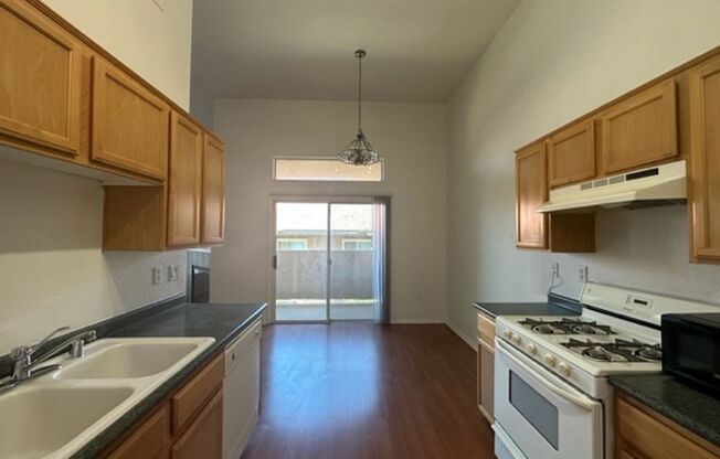 2nd floor condo easy access to the 215