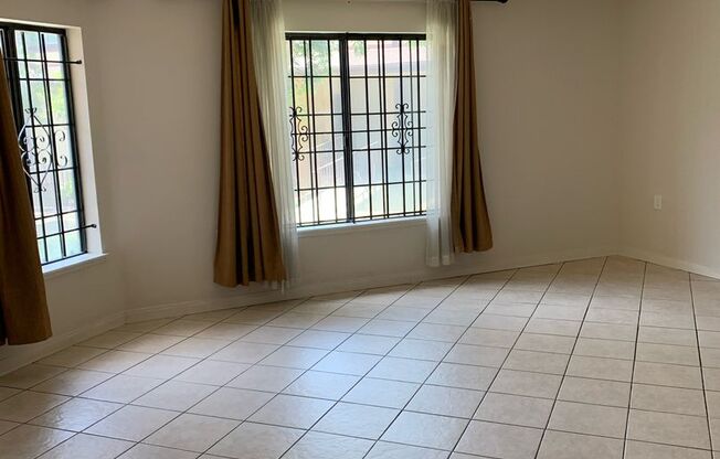 LARGE 3 BEDROOM 1.5 BATH TOWNHOUSE STYLE
