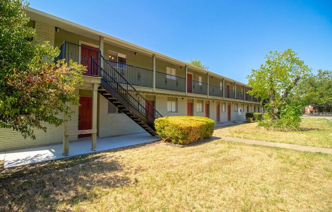 806 E 13th St Unit #105