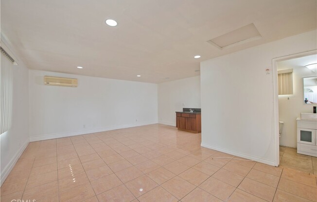 4 beds, 2.5 baths, 2,500 sqft, $5,200