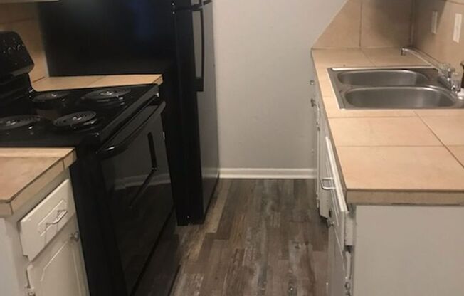 1 bed, 1 bath, 650 sqft, $650, Unit 11