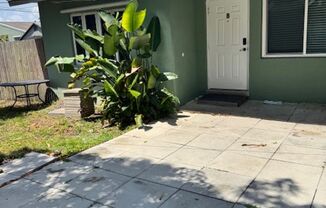 2 BEDS/ 1 BATH WITH PRIVATE YARD
