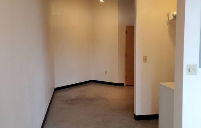 1 bed, 1 bath, 694 sqft, $1,300, Unit 304