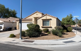 3bed/2bath single story house with spacious backyard