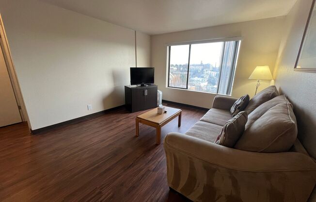 2 beds, 1 bath, 720 sqft, $1,995, Unit 526