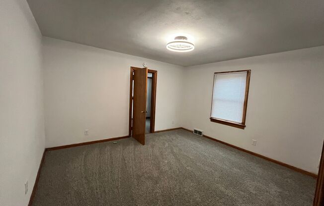 2 beds, 1 bath, $1,100, Unit Down