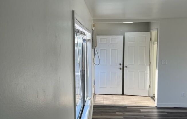 1 bed, 1 bath, 700 sqft, $950, Unit 319 1/2