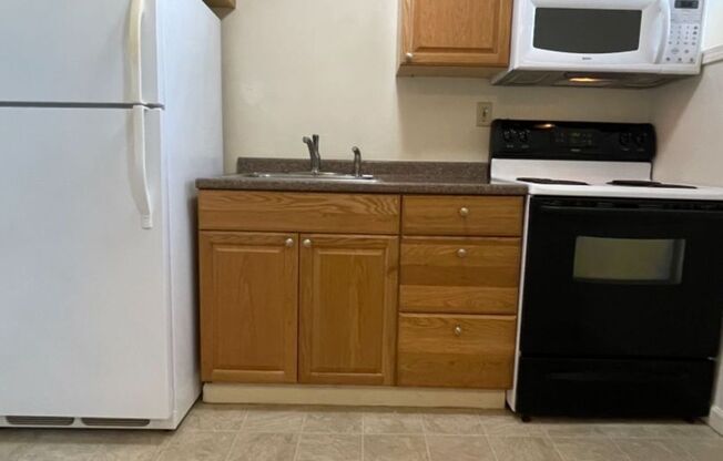 Spacious Studio w/ Secured Entry In Sought After Oregon City~ W/S/G INCLUDED!
