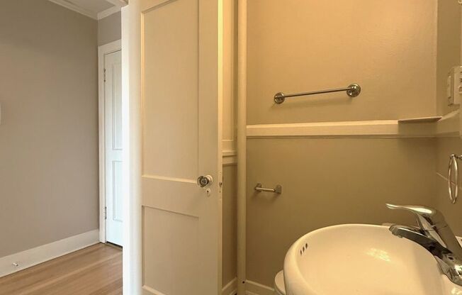 Studio, 1 bath, 460 sqft, $1,425, Unit 105