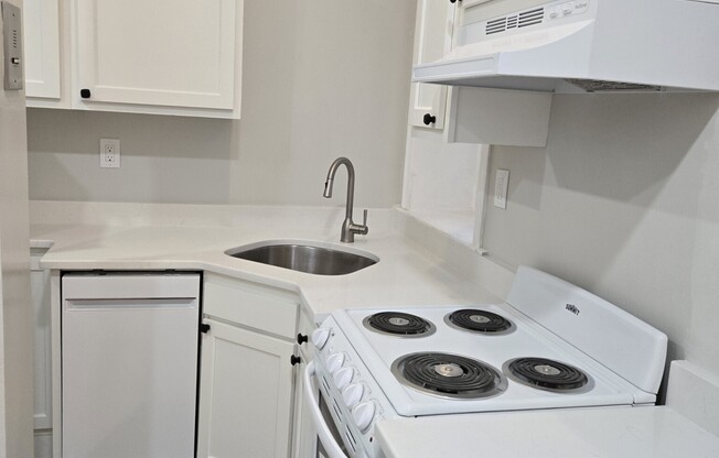 2 beds, 1 bath, $3,200, Unit 5