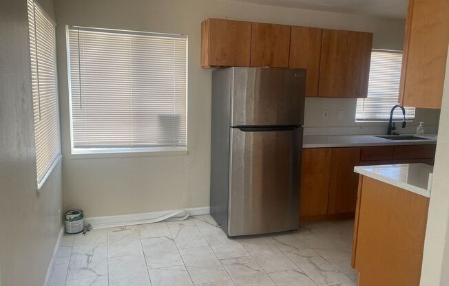 1 Bedroom 1  Bathroom unit available in Triplex in Oakland