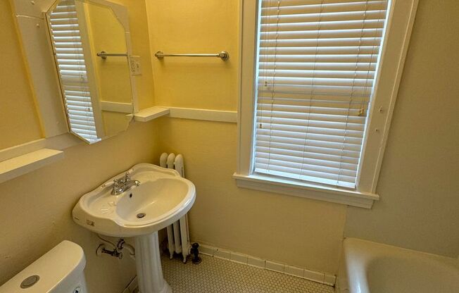 Studio, 1 bath, $995, Unit 24