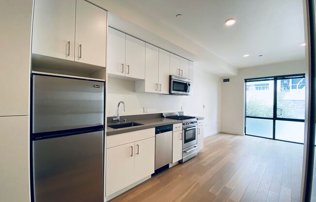 2 beds, 1 bath, $3,000, Unit 211