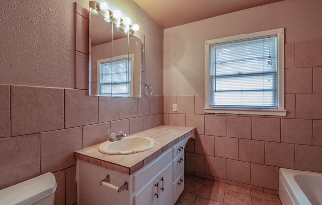 Cute 2-Bedroom near 19th & Quaker!