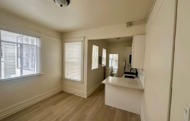 052 (2729 Lombard)