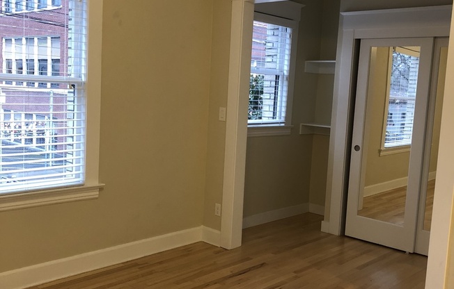 Studio, 1 bath, 300 sqft, $1,200, Unit 32