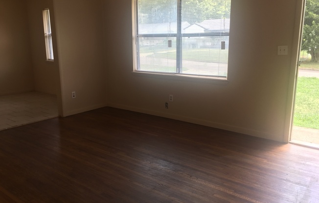 3 beds, 1 bath, $895