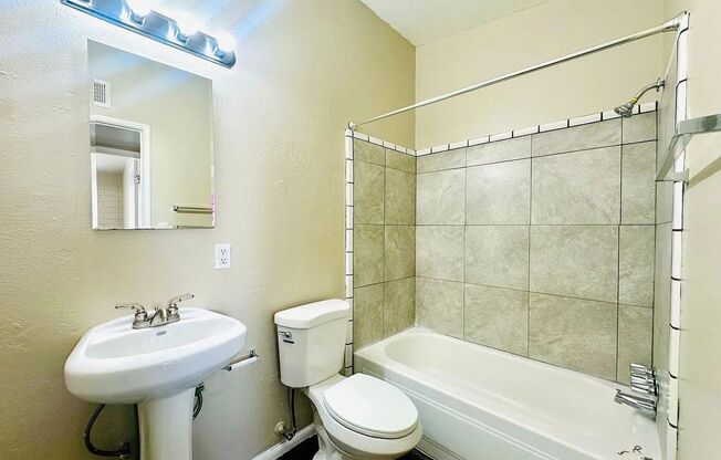 2 beds, 1 bath, 650 sqft, $950, Unit 114-15