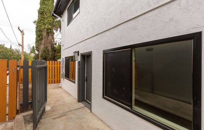 ***CONTEMPORARY COMPFORT ***COLLEGE AREA***STYLISH STUDIO***HURRY WON'T LAST LONG***