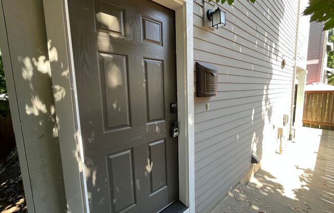 Charming 1Bd + 1Ba in Sellwood with A/C and 90 Walk Score! Additional Dwelling unit.