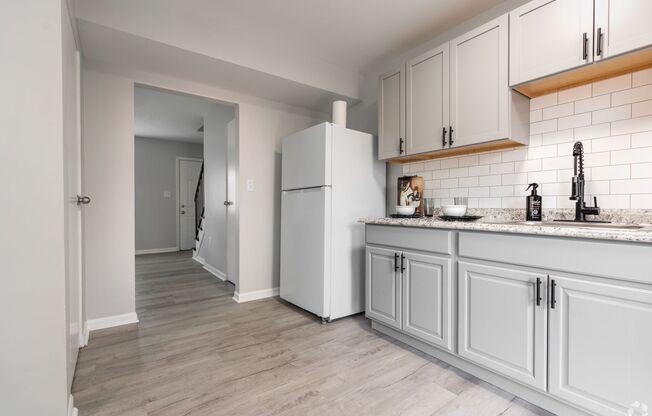 2 beds, 1 bath, 734 sqft, $1,100, Unit 3562