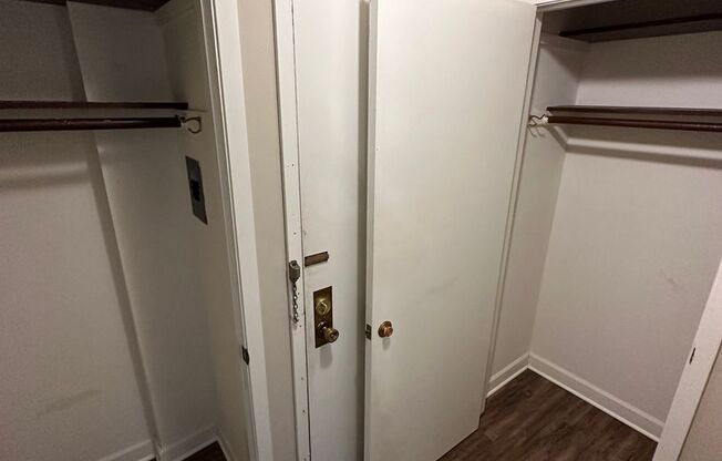 2 beds, 1 bath, $1,395, Unit 216