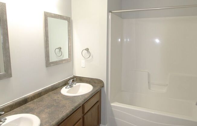 2 beds, 1 bath, 1,100 sqft, $1,150, Unit 6713-1