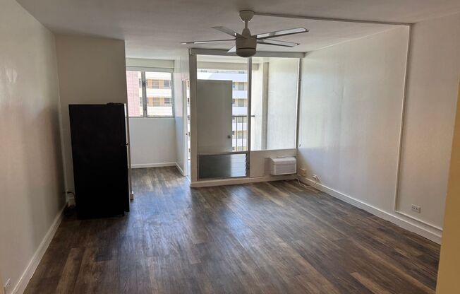 Studio with A/C & full kitchen in Ala Moana Area