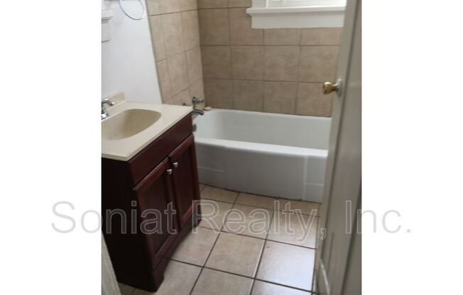 2 beds, 1 bath, 860 sqft, $1,025