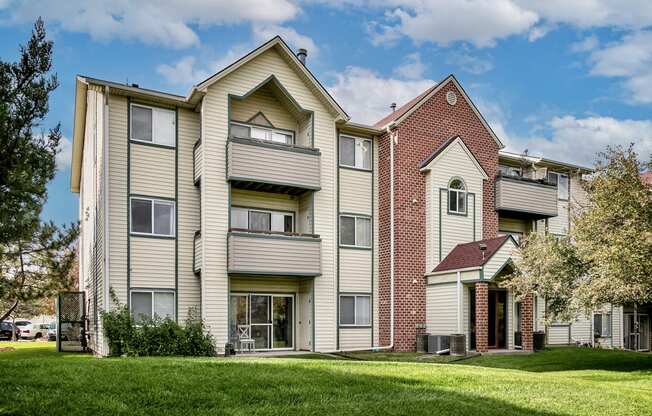 Property Exterior at Somerset Apartments in Lincoln, NE