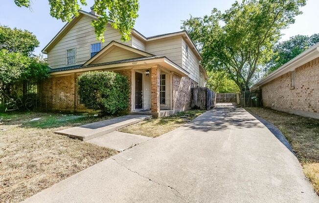 Gorgeous 3 bedroom, 2 bath Duplex home in the heart of Arlington!