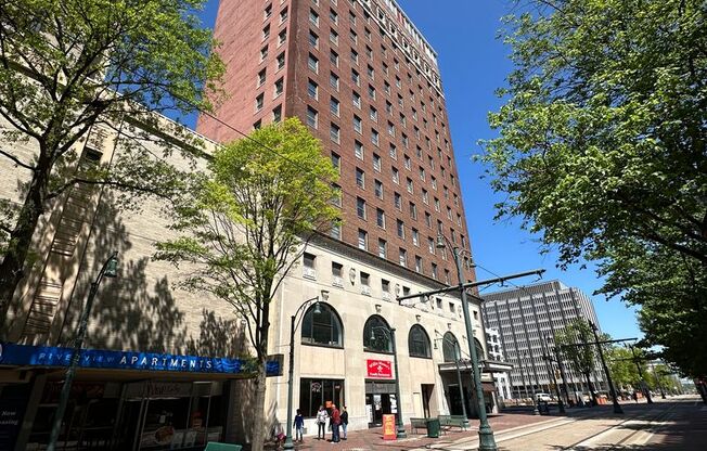 INCLUDES GARAGE PARKING AND INDOOR POOL! 1 BR/1 BA Downtown Memphis Condo in the Historic Claridge House