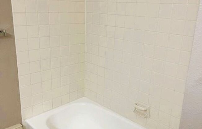 Studio, 1 bath, 440 sqft, $1,085, Unit 216