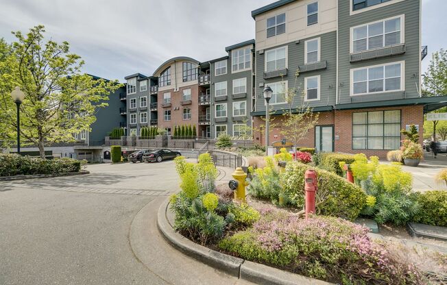 Spacious 2 bedroom Condo in Downtown Redmond