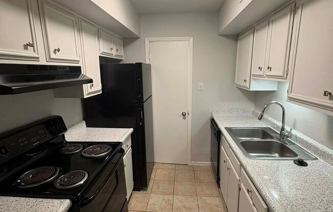 2 beds, 1 bath, 925 sqft, $999, Unit 03-0303