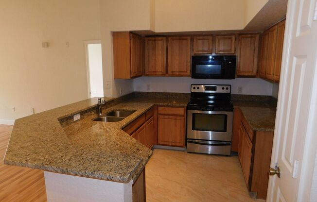 Large 2 Bed 2 Bath Fully Updated Condo, Near Disney/Sea World & Unitversal.