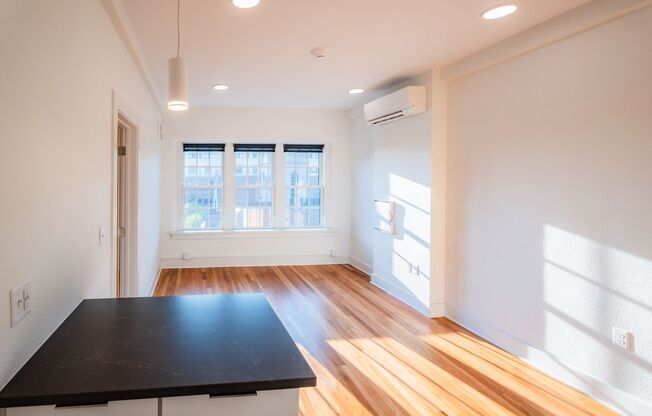 1 bed, 1 bath, 385 sqft, $1,080, Unit Unit 12