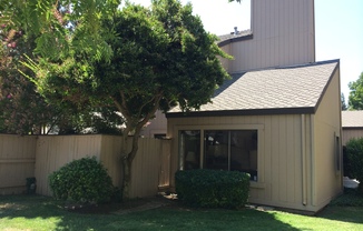 Large Two Story Condo Located in Great Area of Davis
