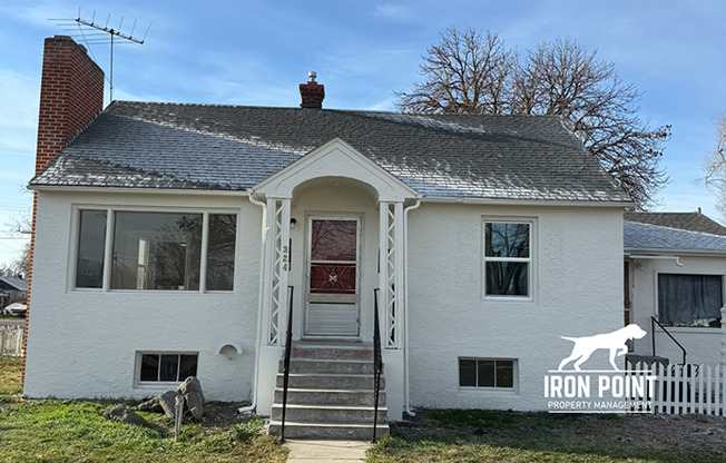 Renovated 3bed/2bath home w/gas fireplace, garage, near downtown Caldwell.