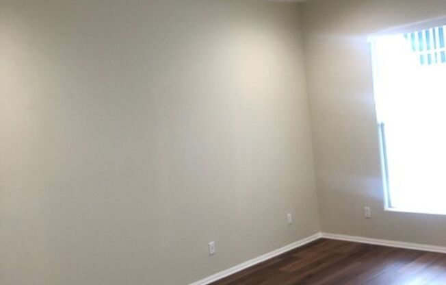 Mid Town Ventura Upstairs 2+2 Apartment